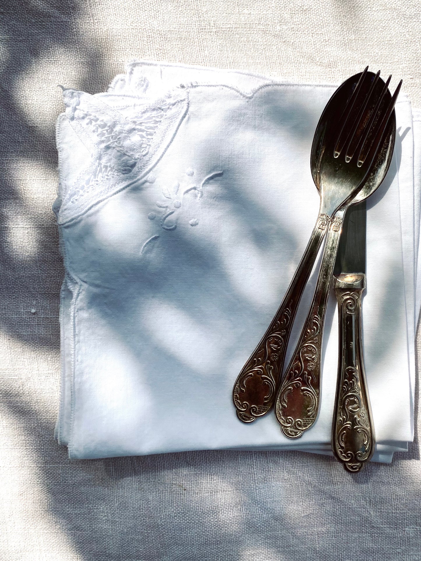 Les serviettes blanches brodées