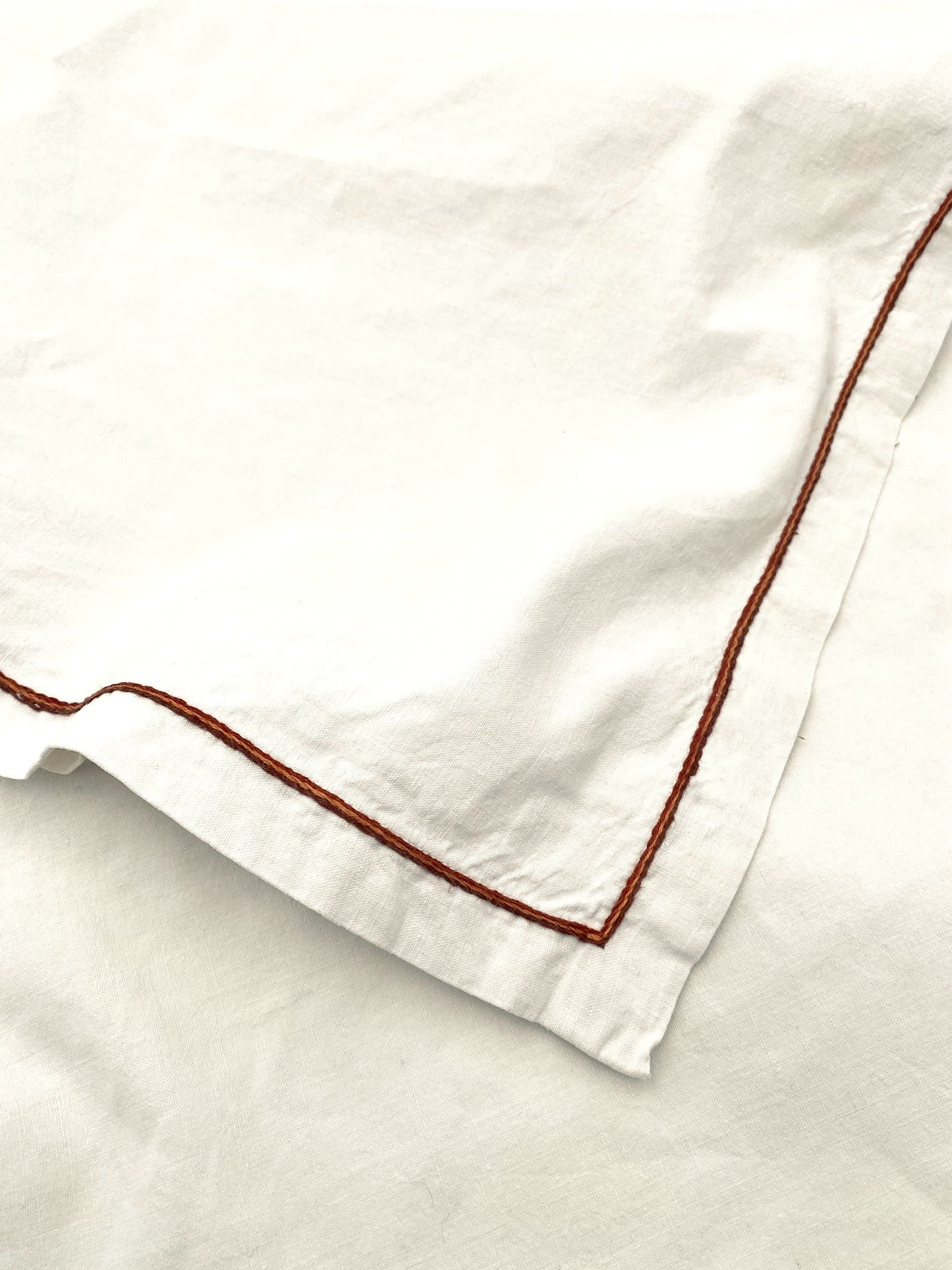 La nappe brodée avec 8 serviettes