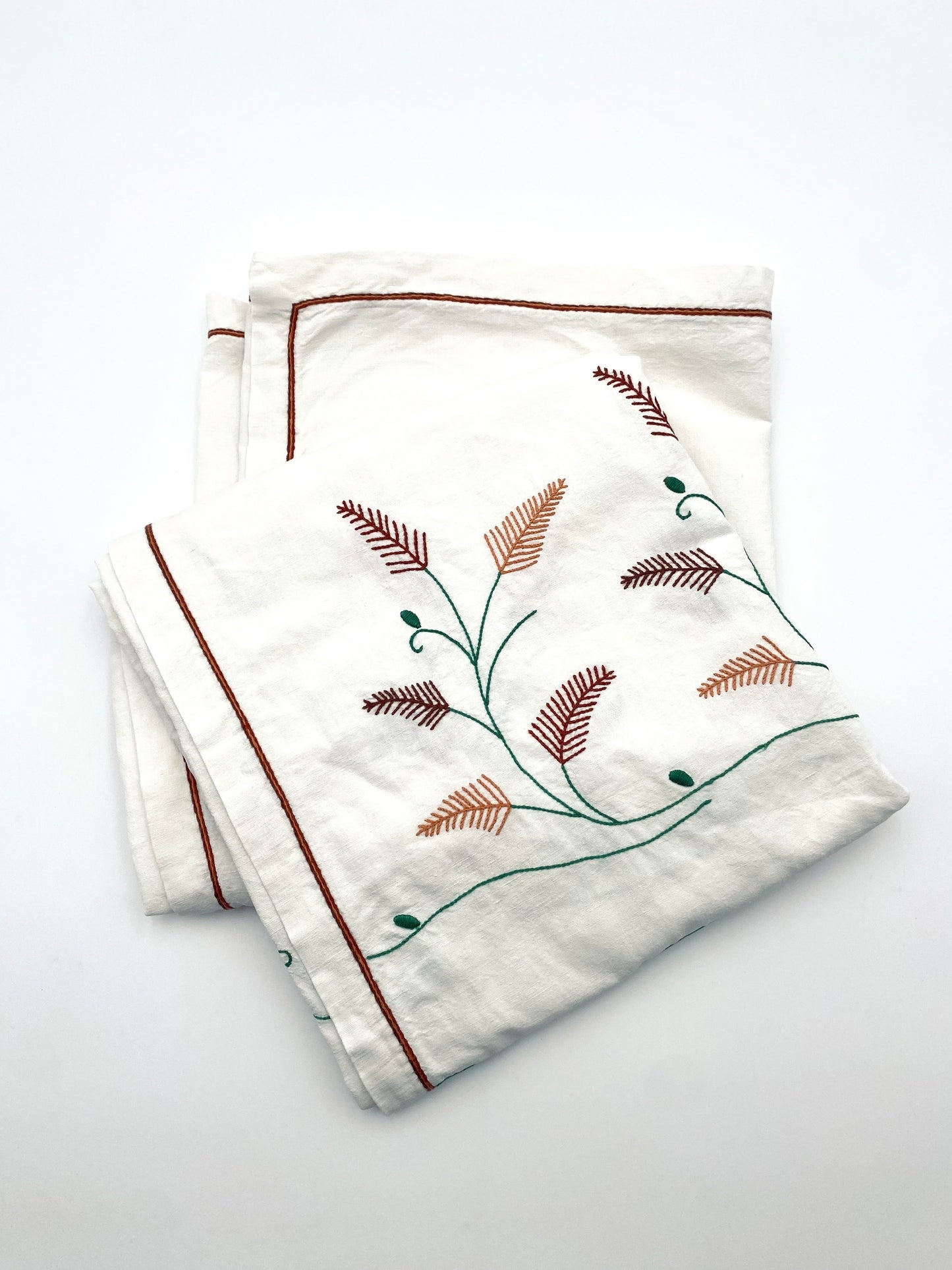 La nappe brodée avec 8 serviettes