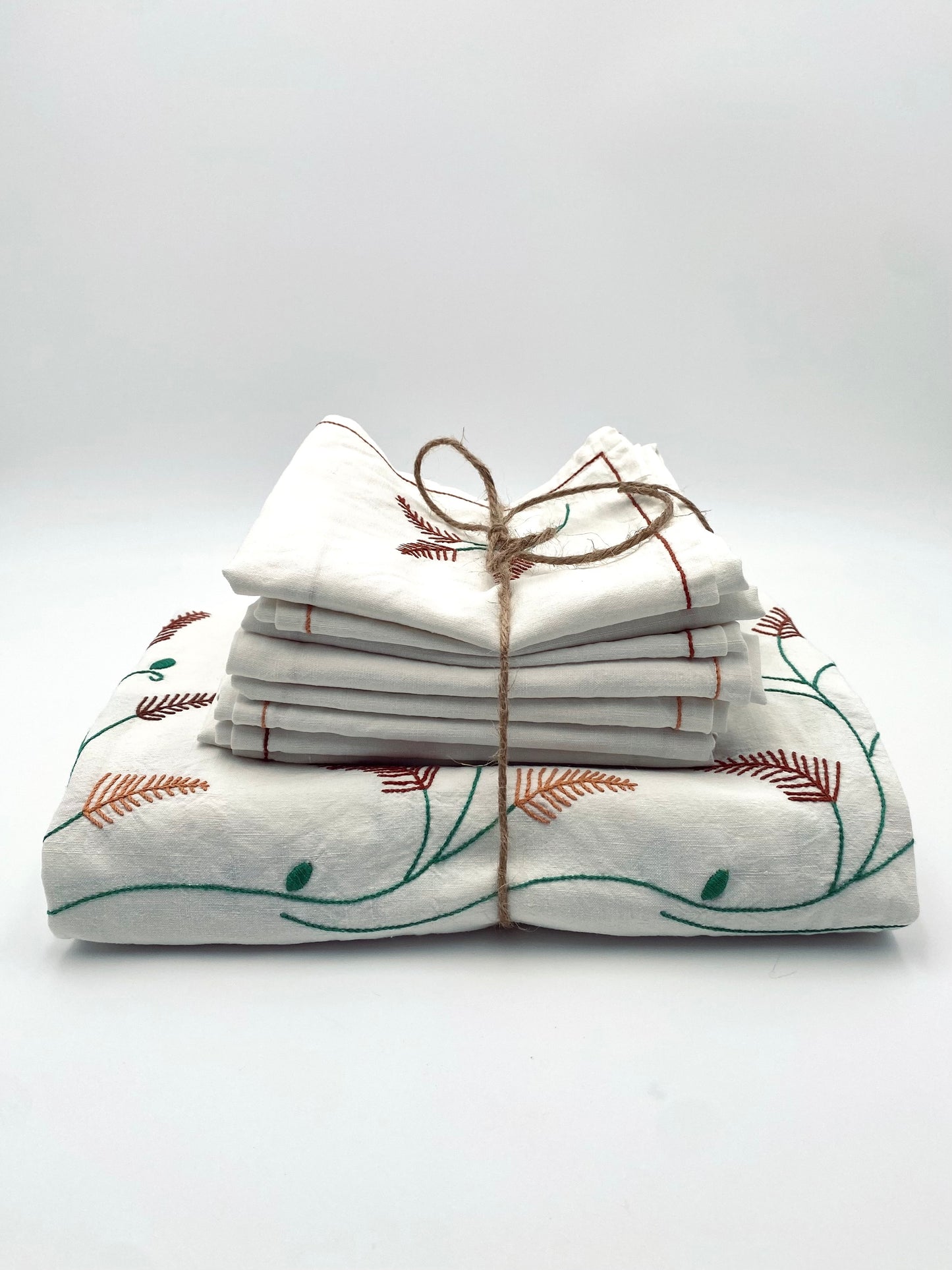 La nappe brodée avec 8 serviettes