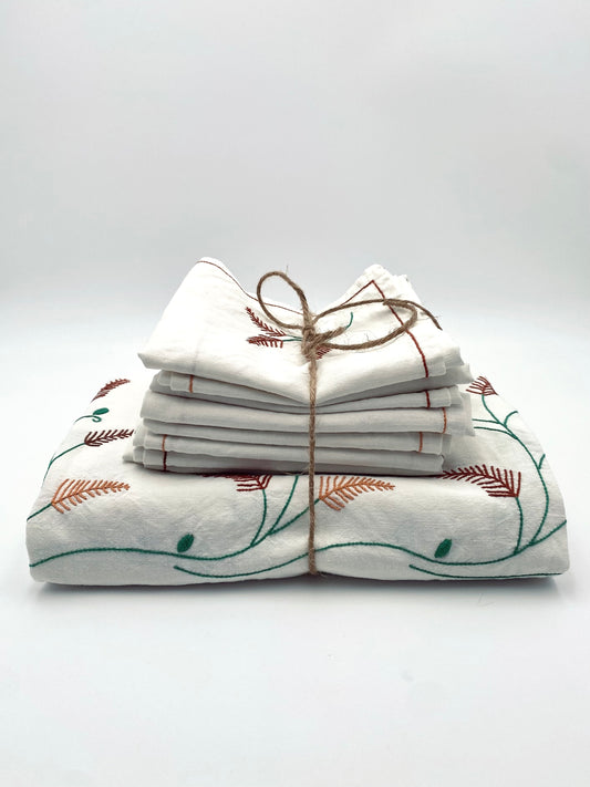 La nappe brodée avec 8 serviettes