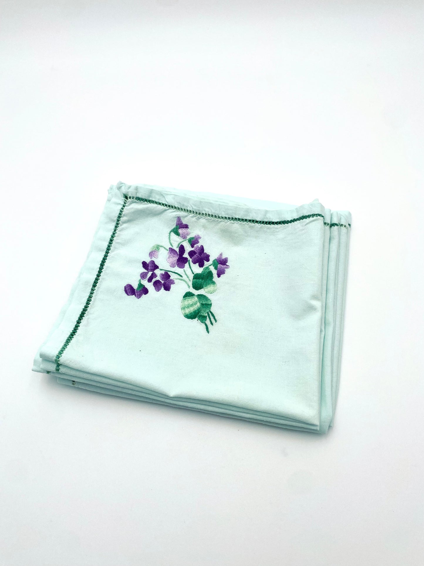 La nappe vert clair brodée