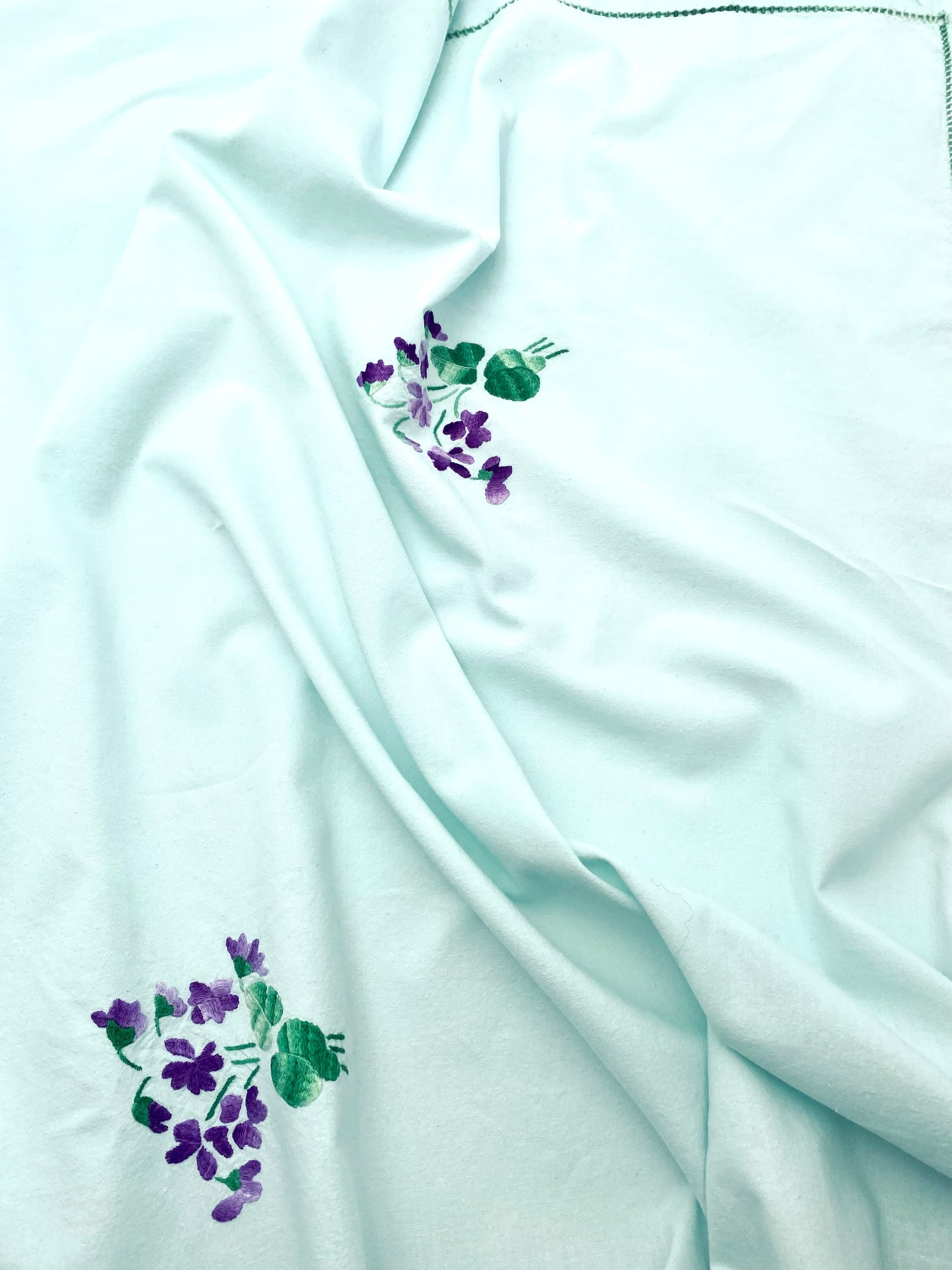 La nappe vert clair brodée