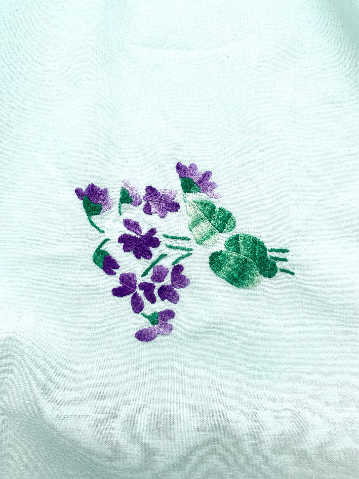 La nappe vert clair brodée