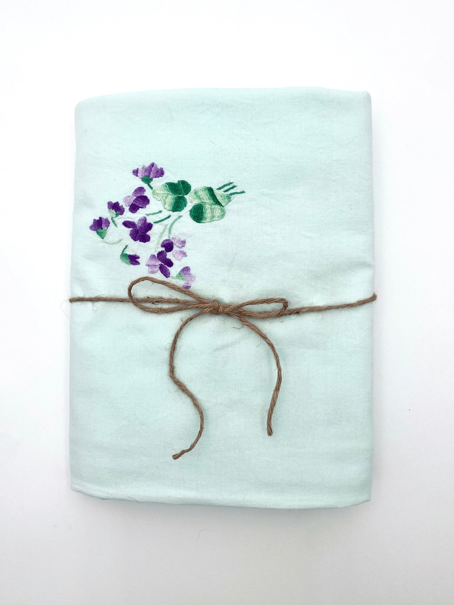 La nappe vert clair brodée