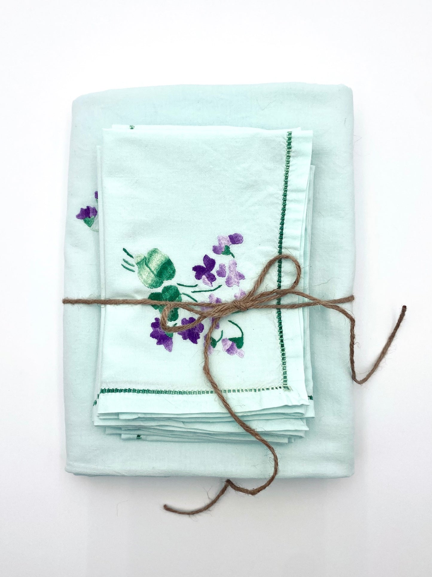 La nappe vert clair brodée