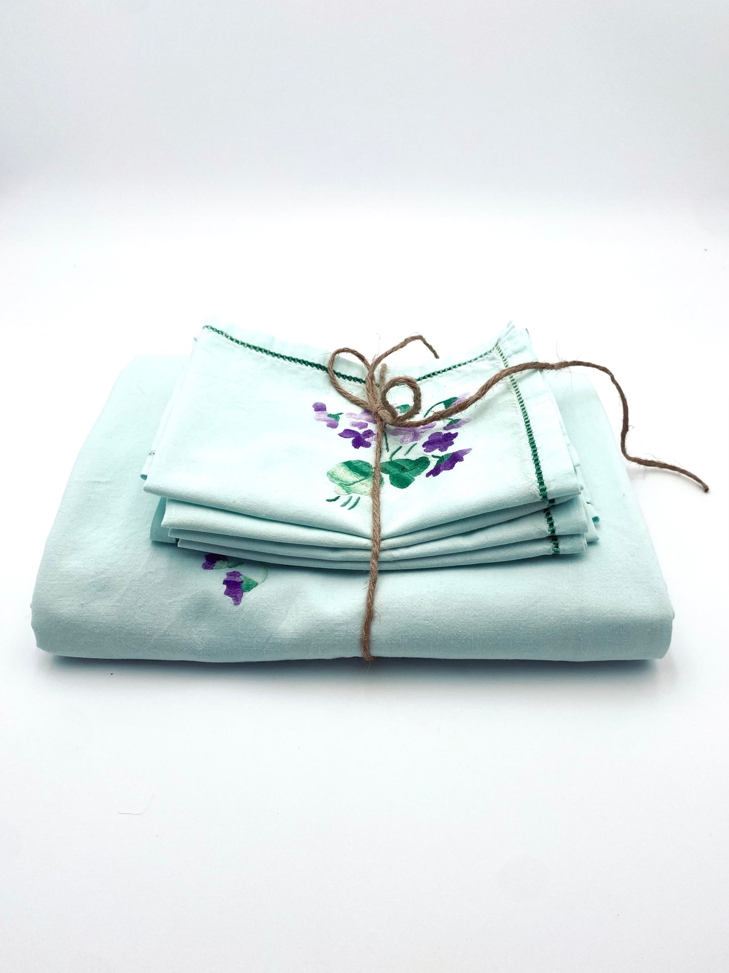 La nappe vert clair brodée