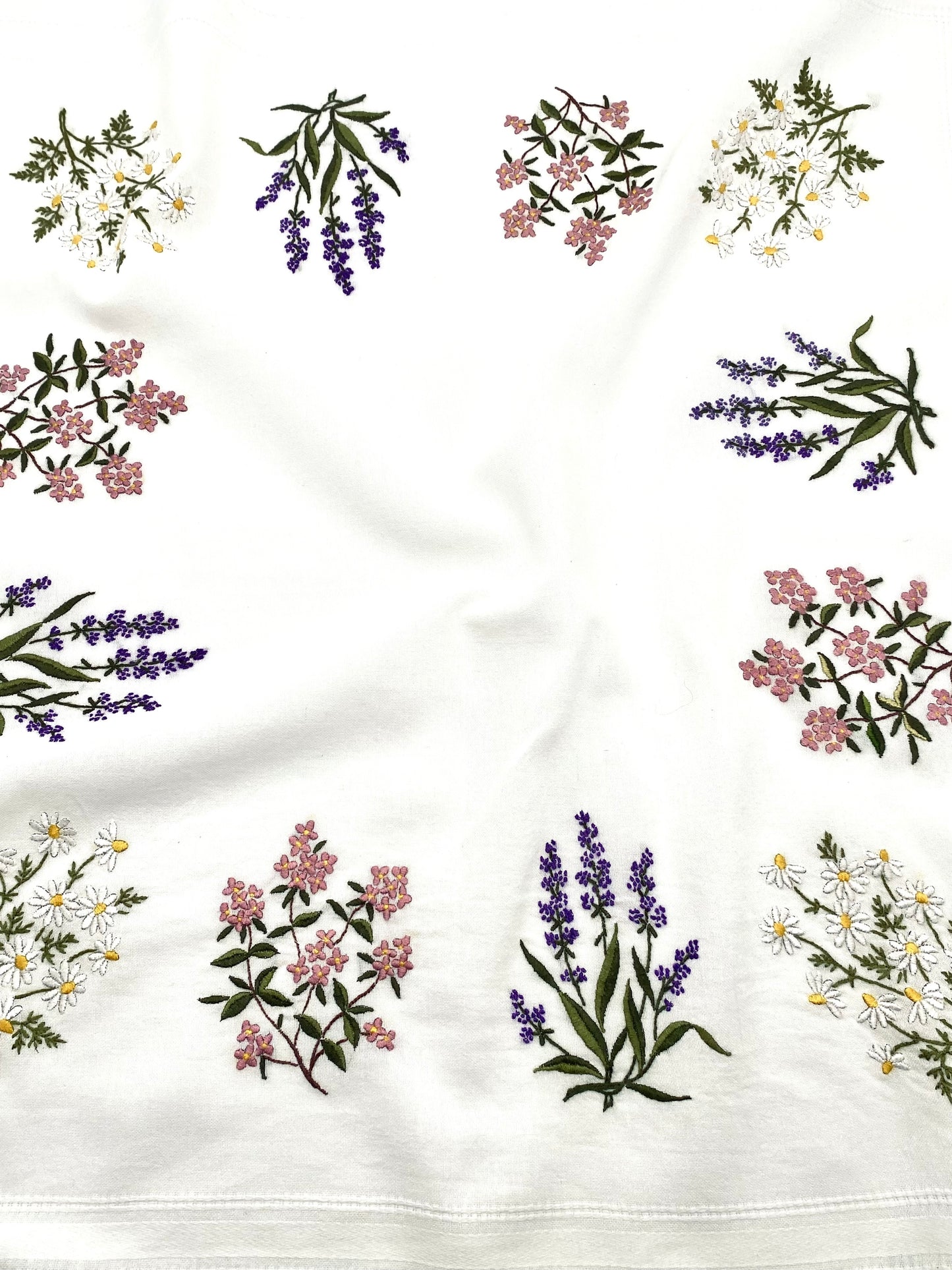 La nappe brodée pleine de fleurs