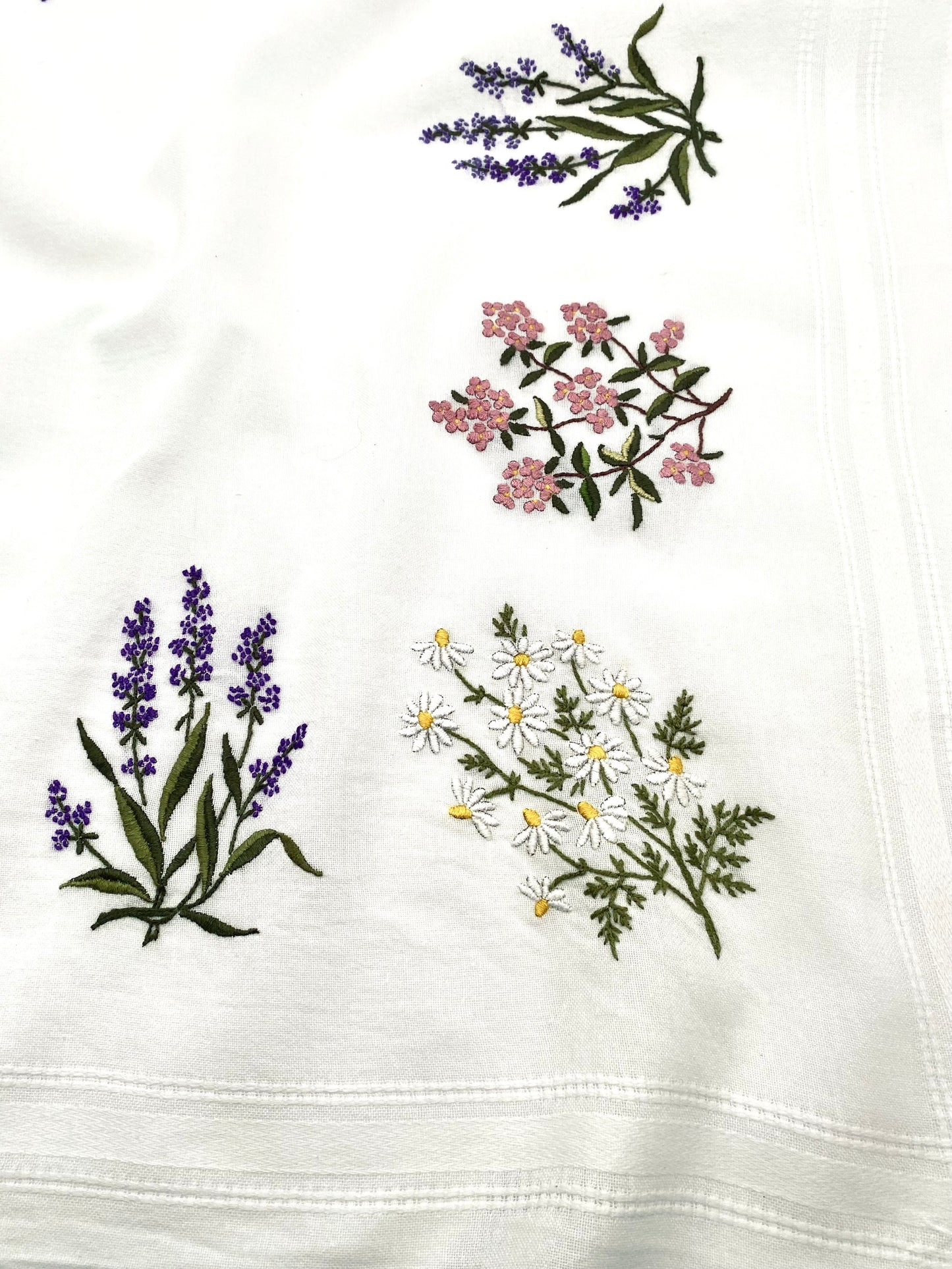 La nappe brodée pleine de fleurs