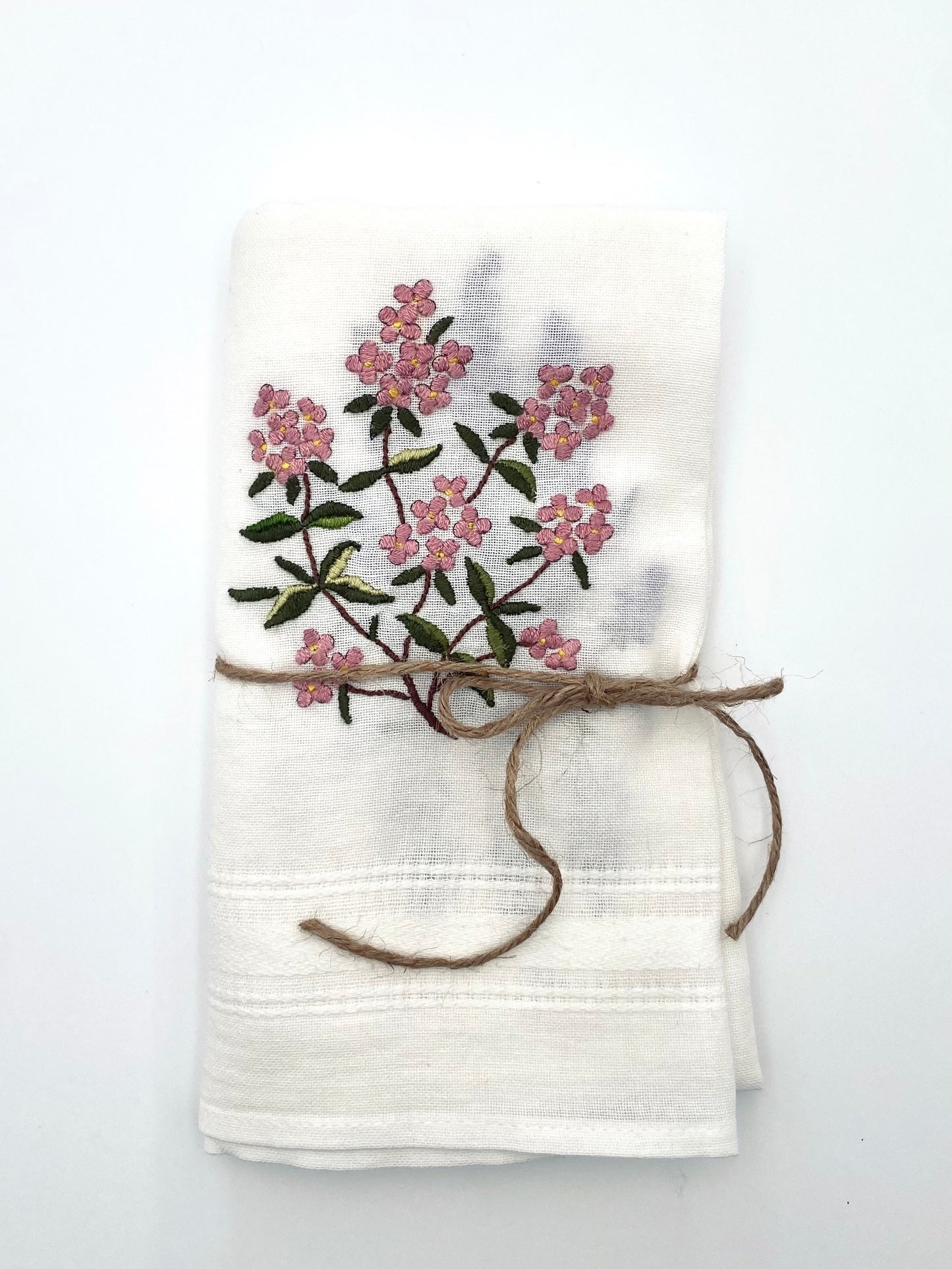 La nappe brodée pleine de fleurs