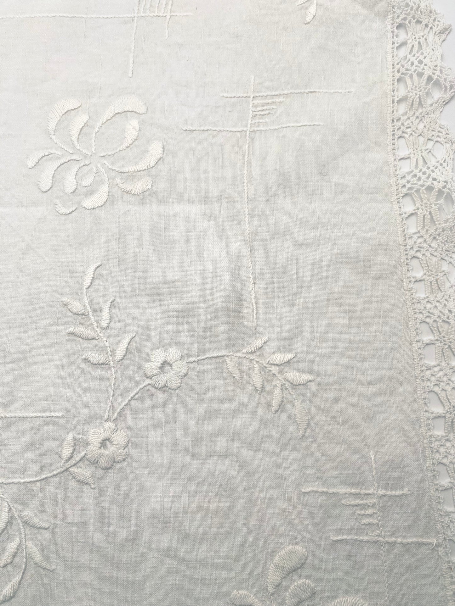 La petite nappe ancienne en lin à bordure de dentelle