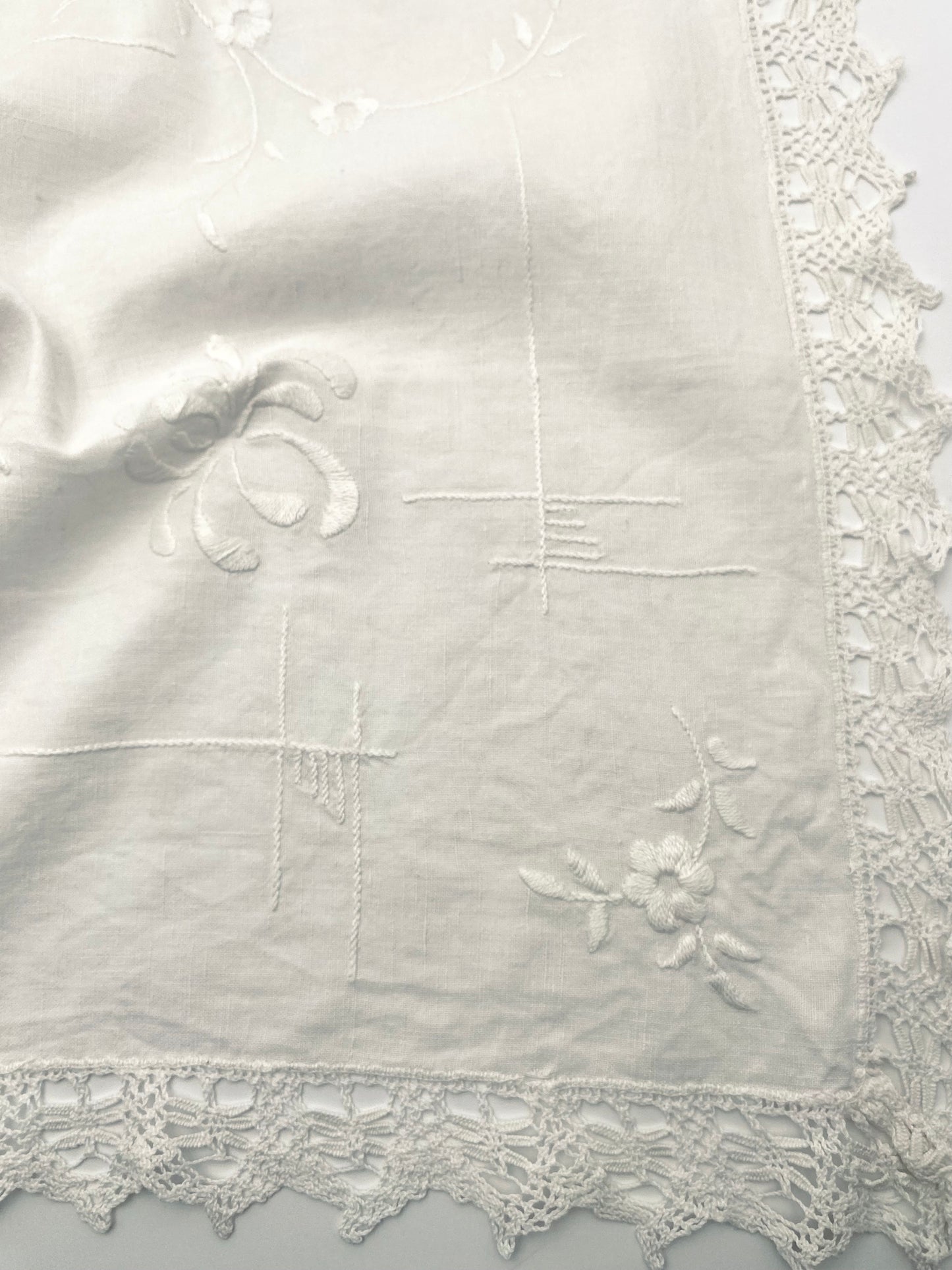 La petite nappe ancienne en lin à bordure de dentelle