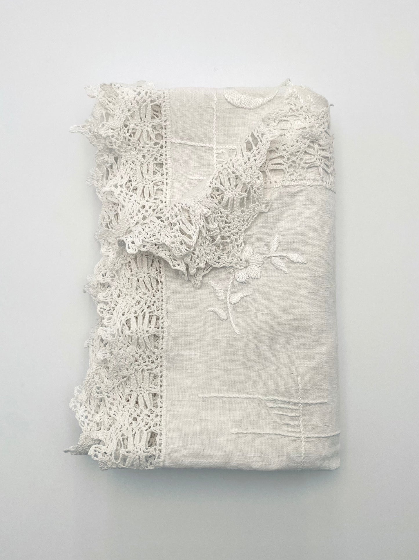 La petite nappe ancienne en lin à bordure de dentelle