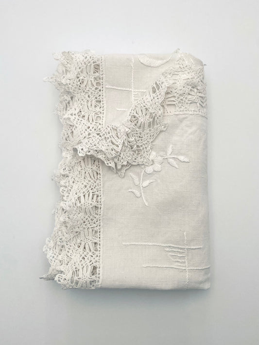 La petite nappe ancienne en lin à bordure de dentelle