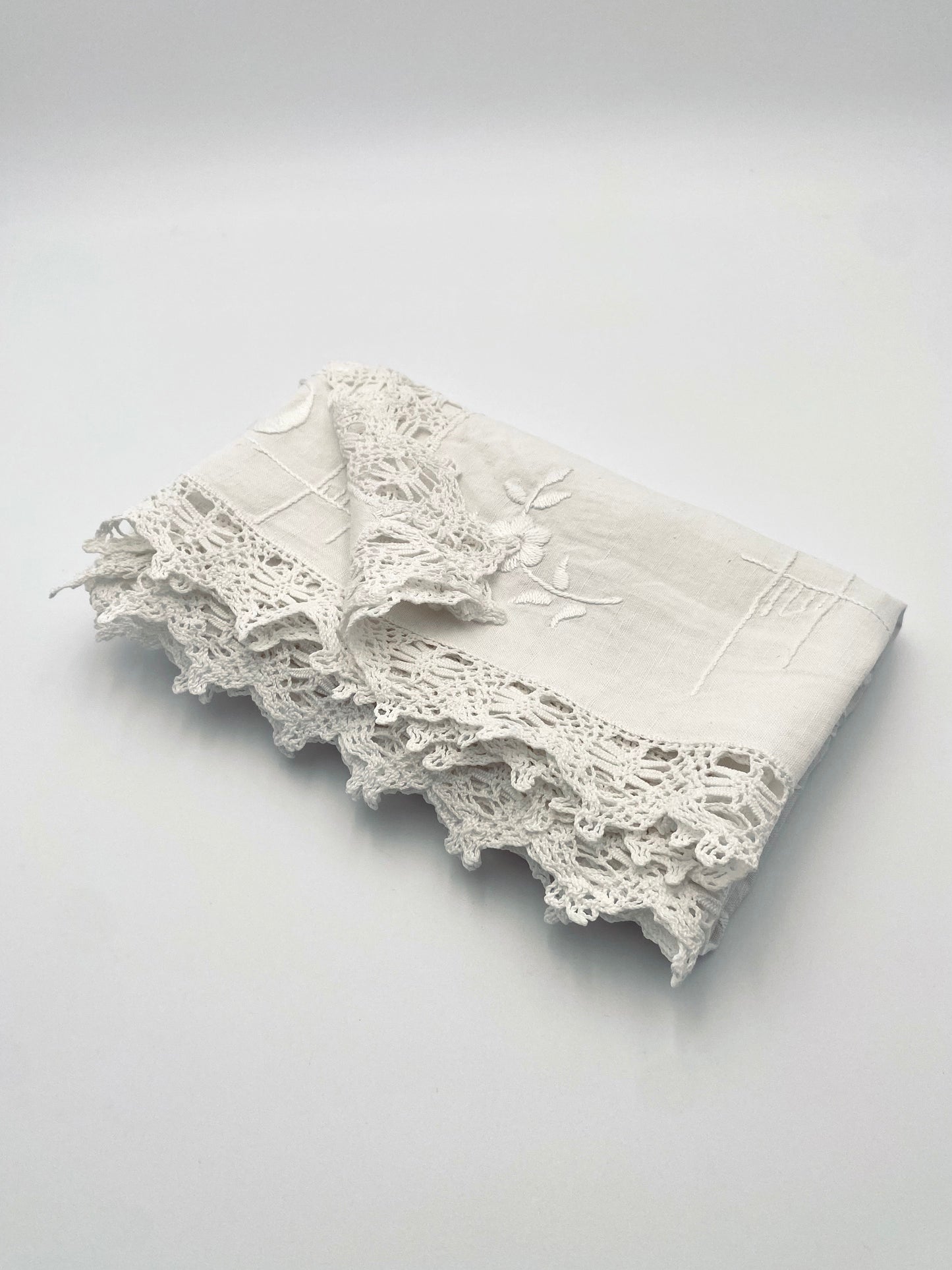 La petite nappe ancienne en lin à bordure de dentelle