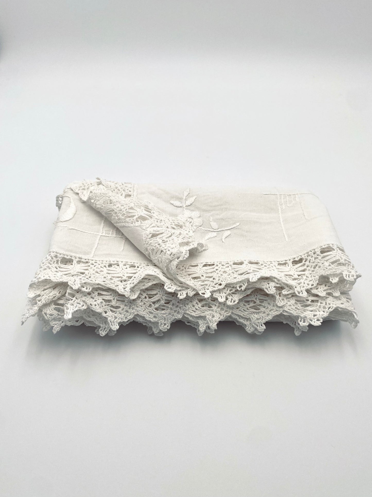 La petite nappe ancienne en lin à bordure de dentelle