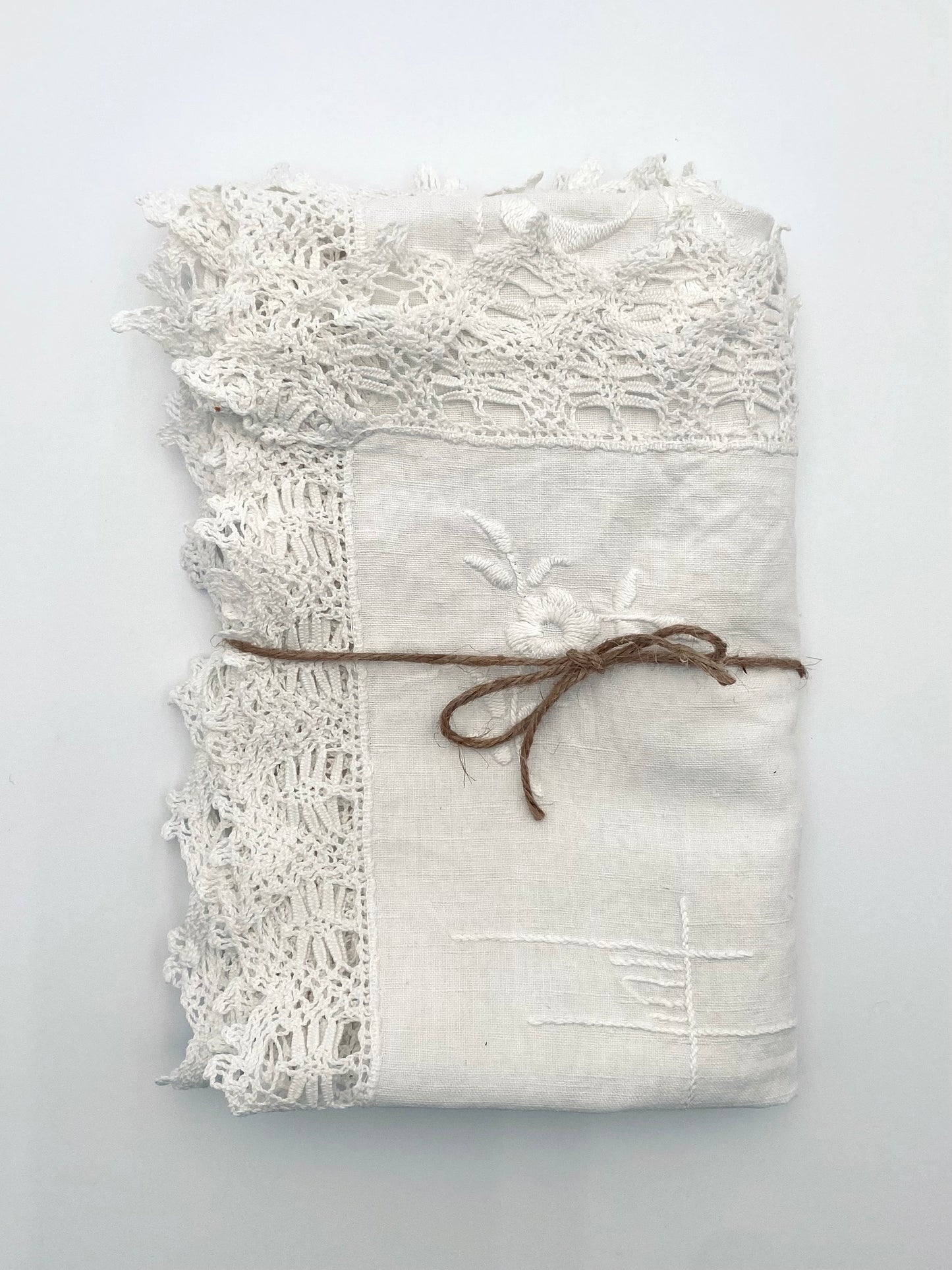 La petite nappe ancienne en lin à bordure de dentelle