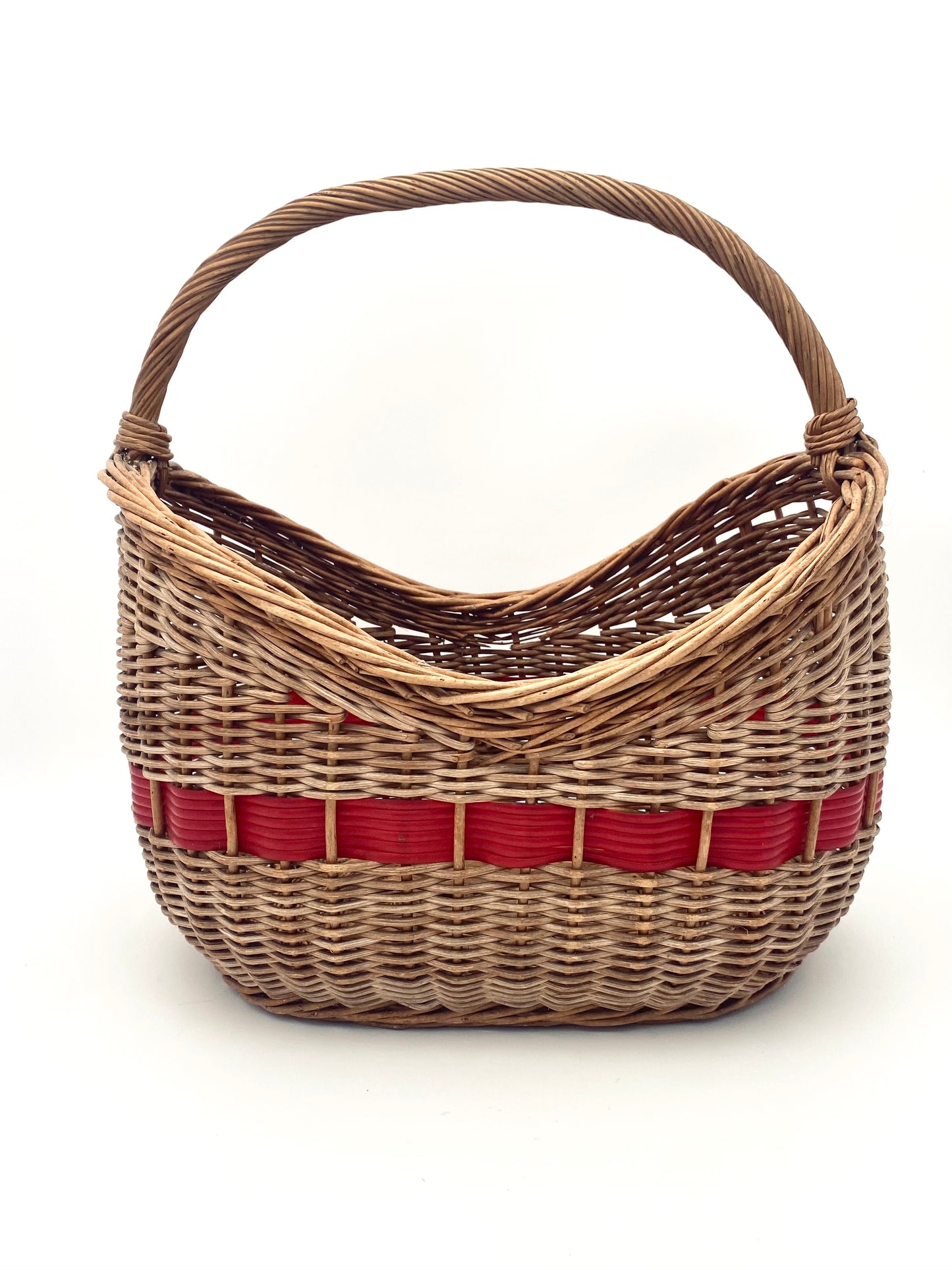 Le panier avec un peu de rouge