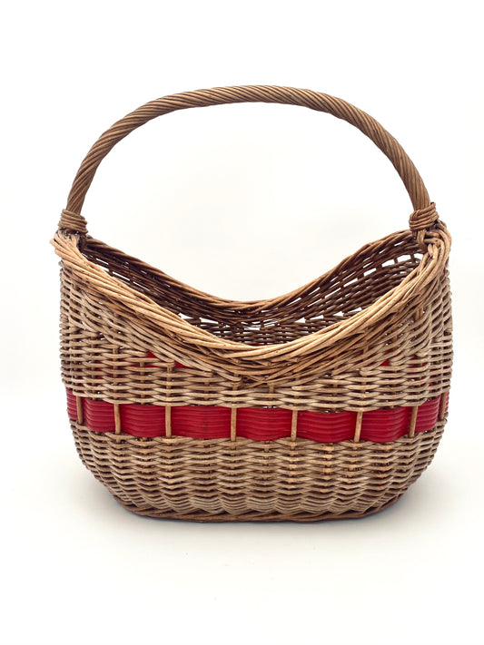 Le panier avec un peu de rouge