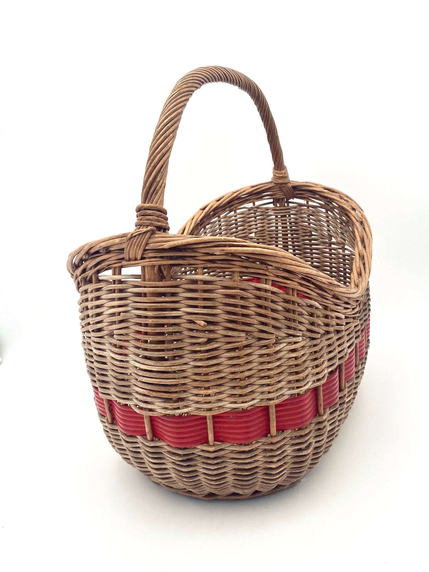 Le panier avec un peu de rouge