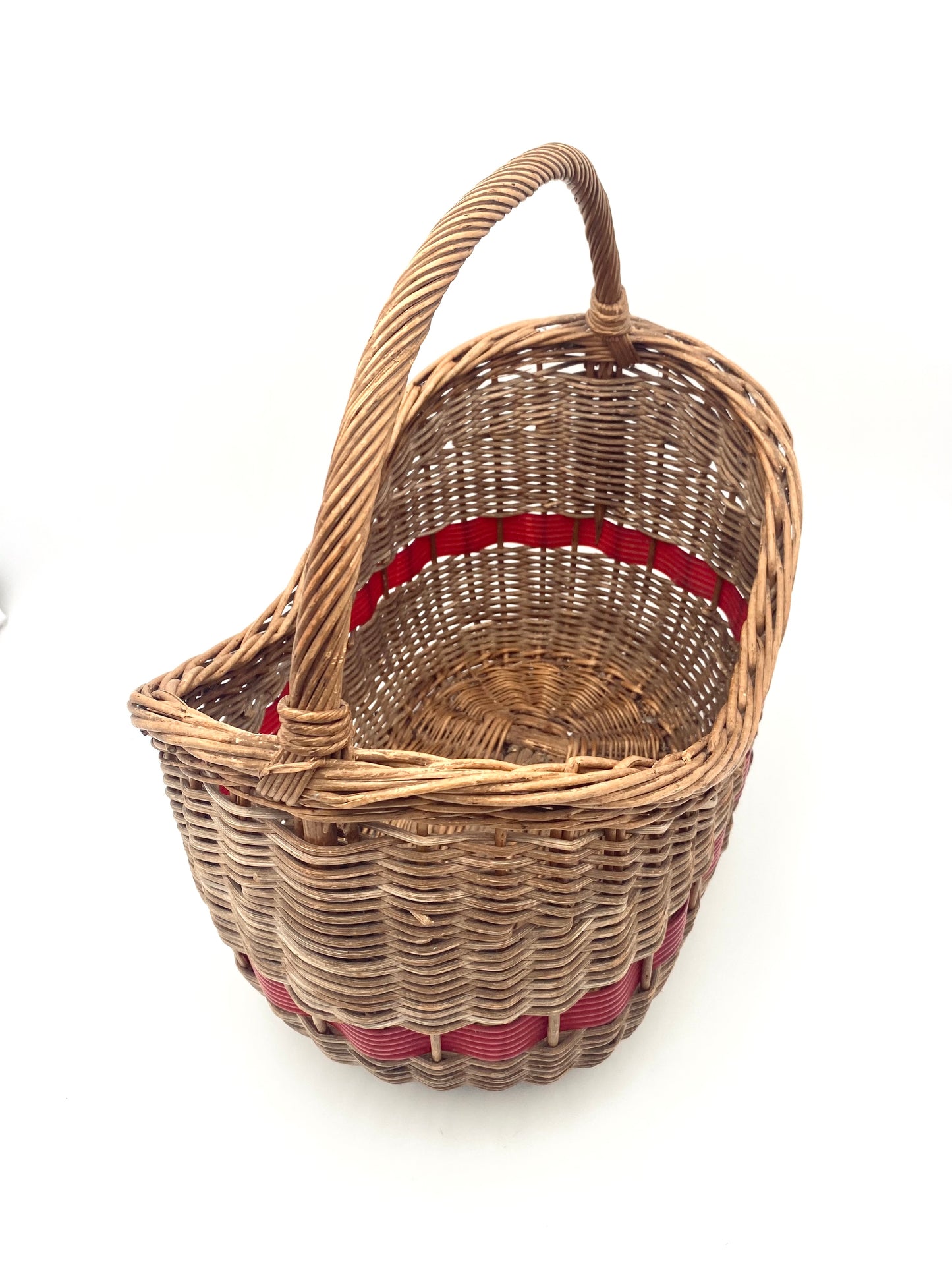 Le panier avec un peu de rouge
