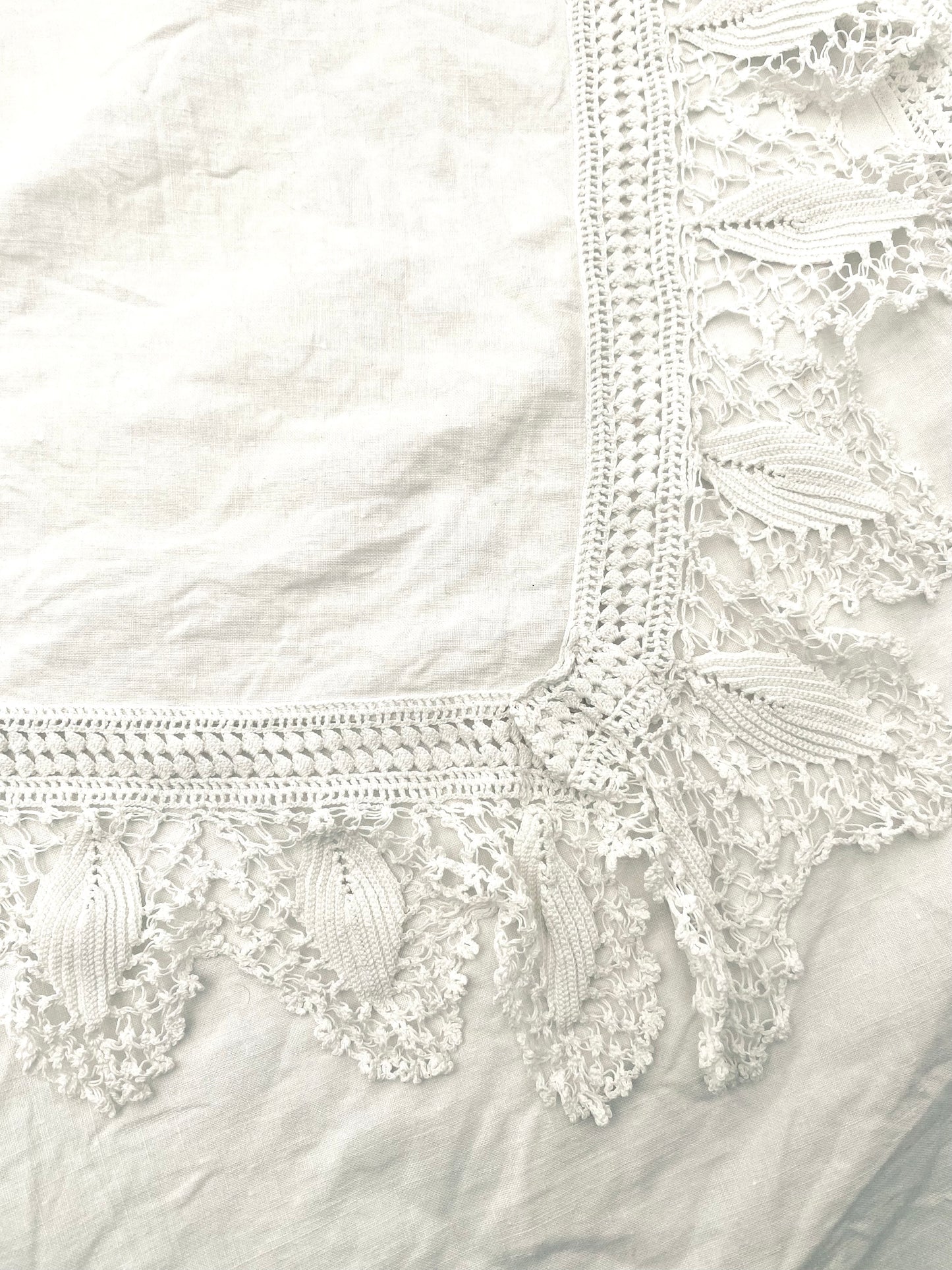 La vieille nappe en lin et en dentelle