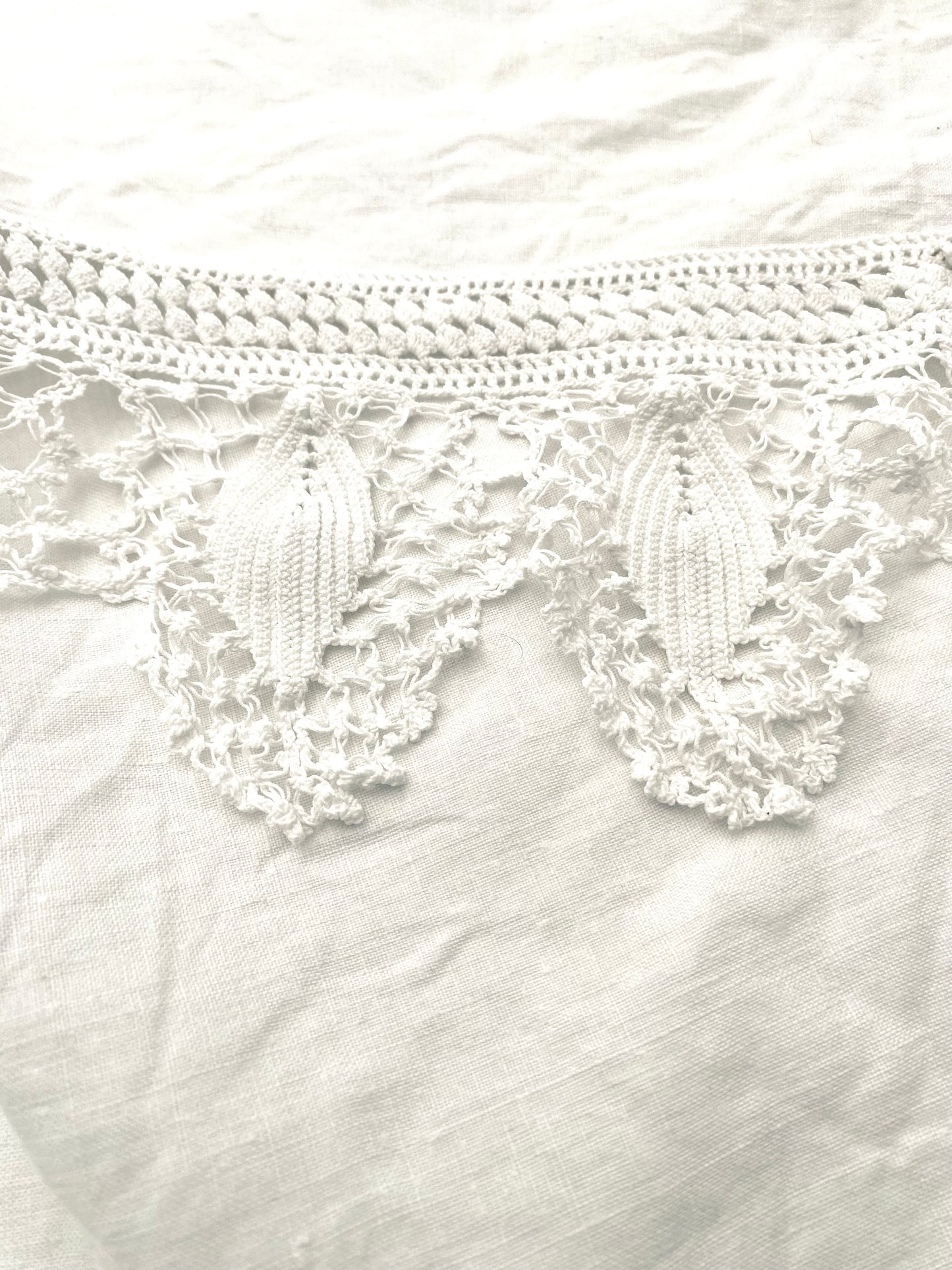 La vieille nappe en lin et en dentelle