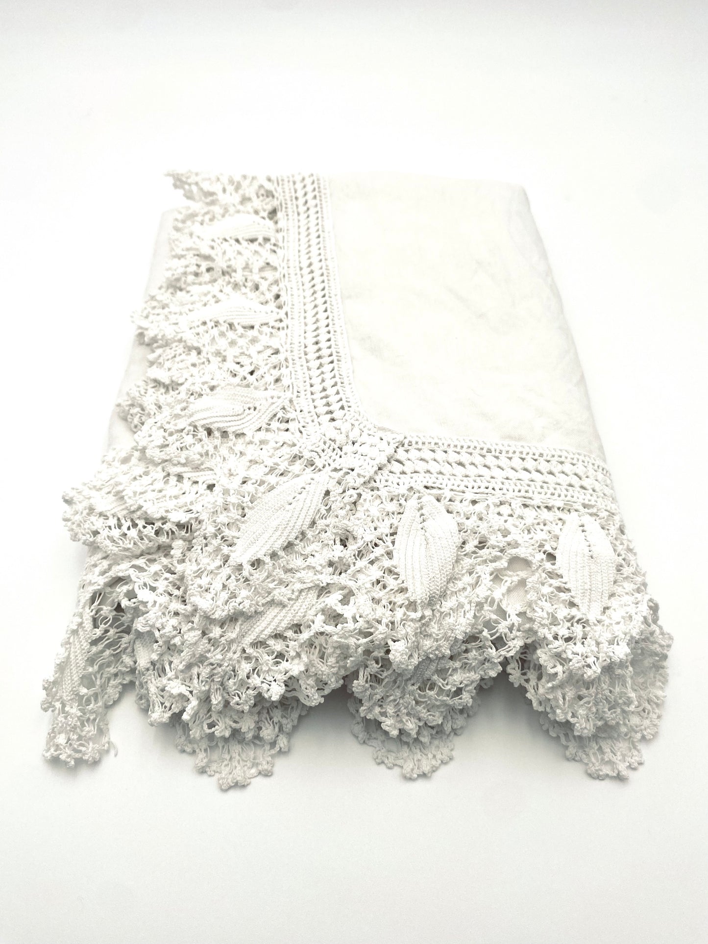 La vieille nappe en lin et en dentelle