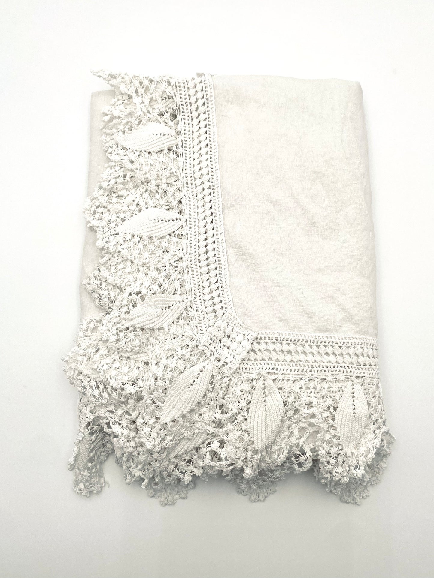 La vieille nappe en lin et en dentelle