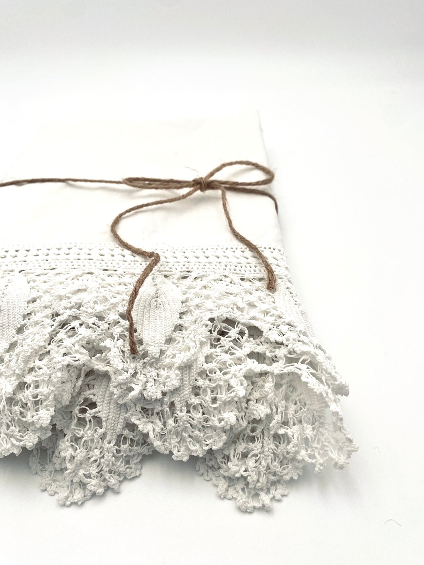 La vieille nappe en lin et en dentelle