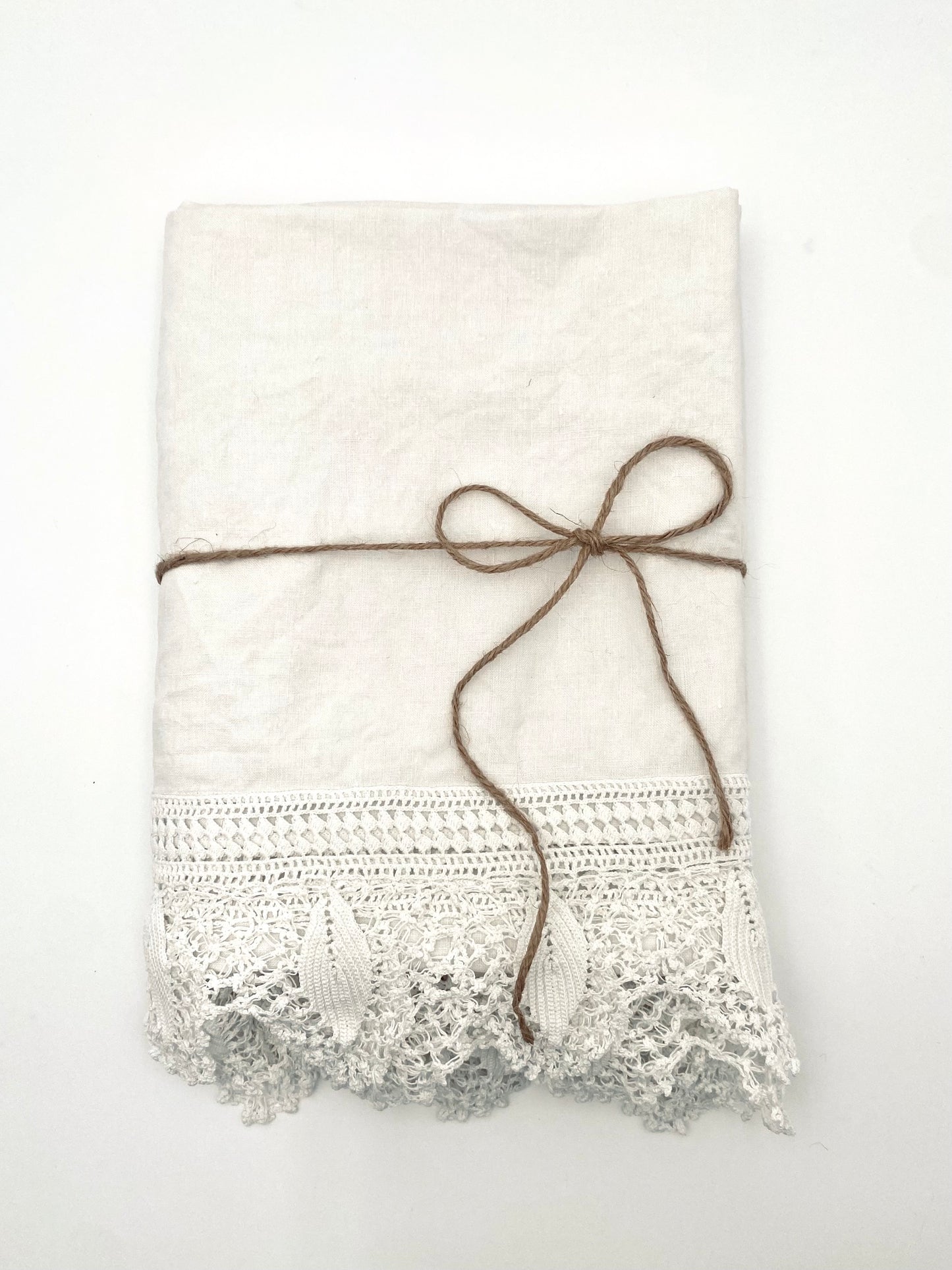 La vieille nappe en lin et en dentelle