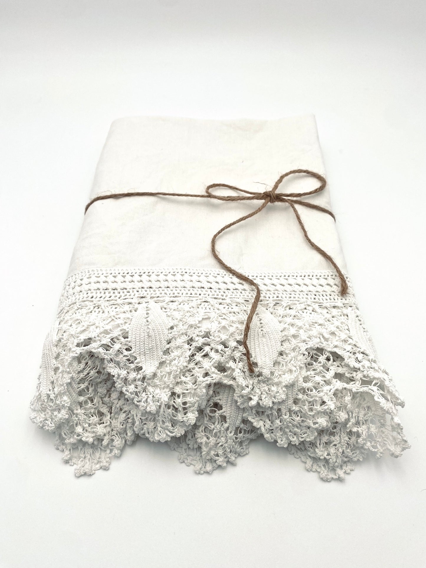 La vieille nappe en lin et en dentelle