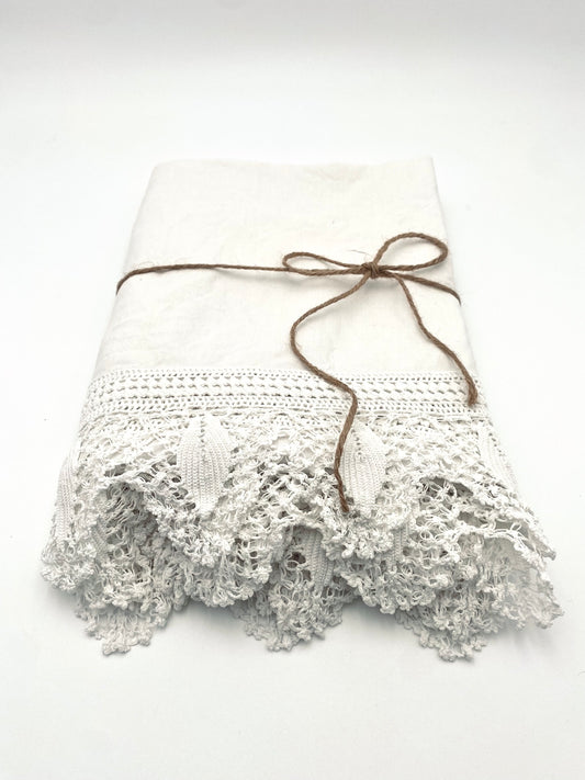 La vieille nappe en lin et en dentelle