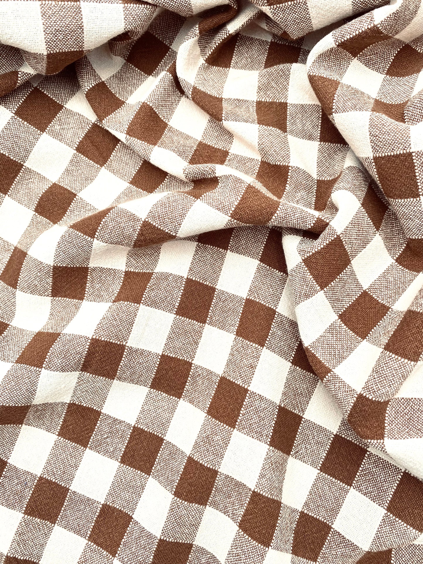 La nappe à carreaux marron