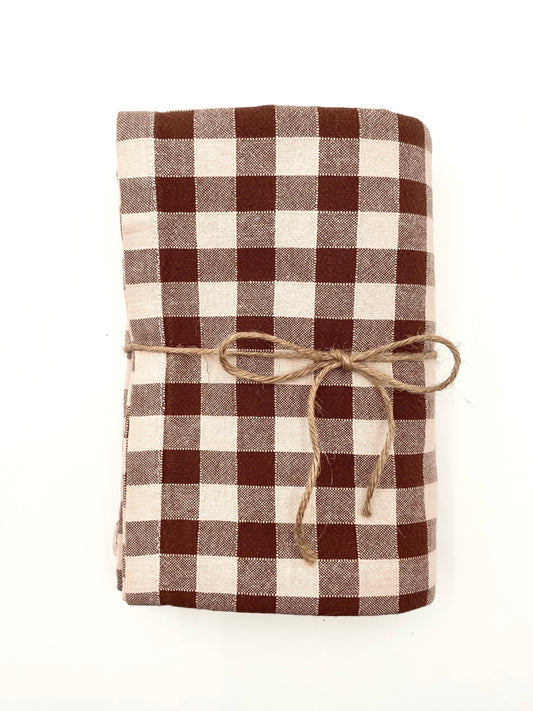 La nappe à carreaux marron