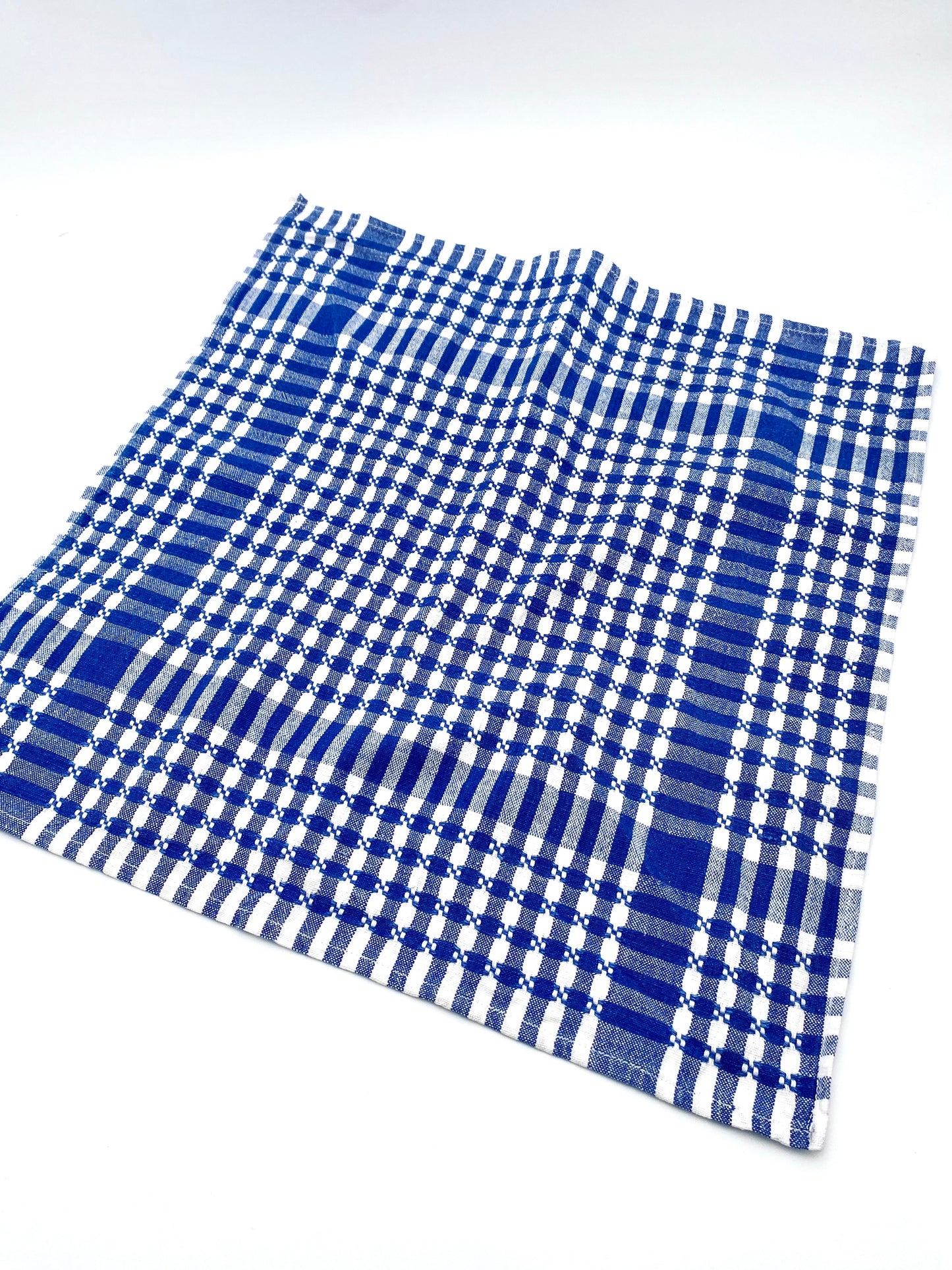 La nappe à carreaux avec 12 serviettes