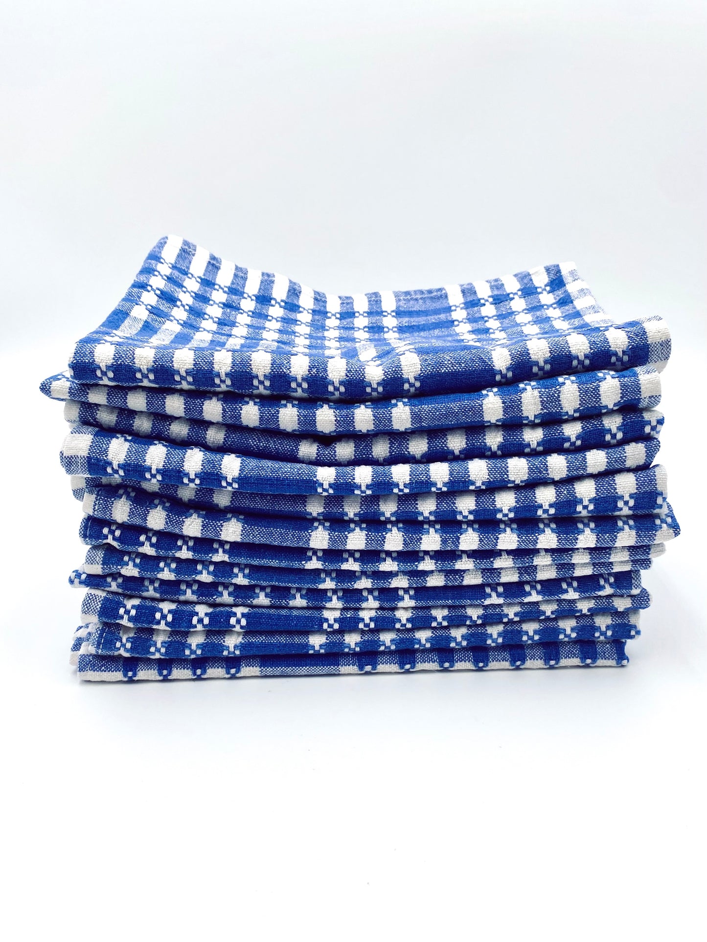 La nappe à carreaux avec 12 serviettes