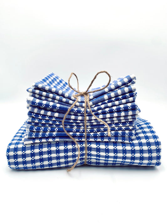 La nappe à carreaux avec 12 serviettes