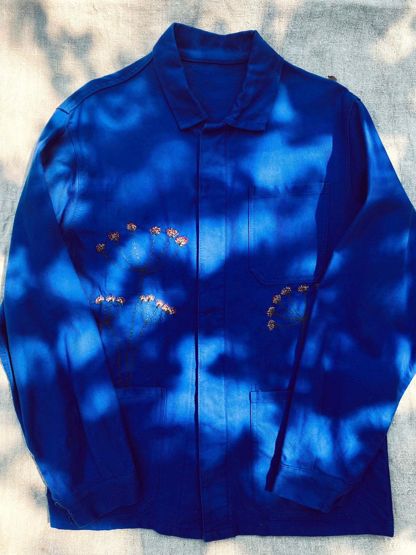 Le bleu de travail brodé
