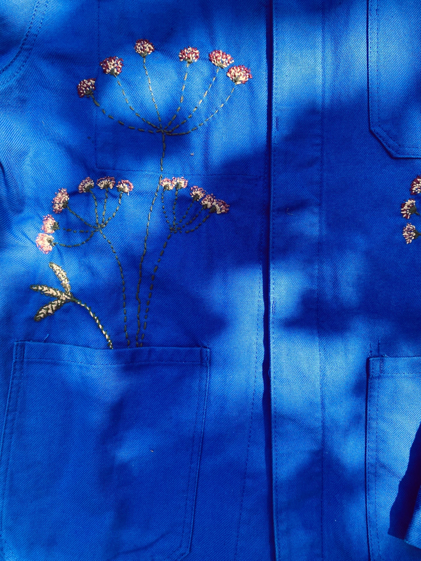 Le bleu de travail brodé