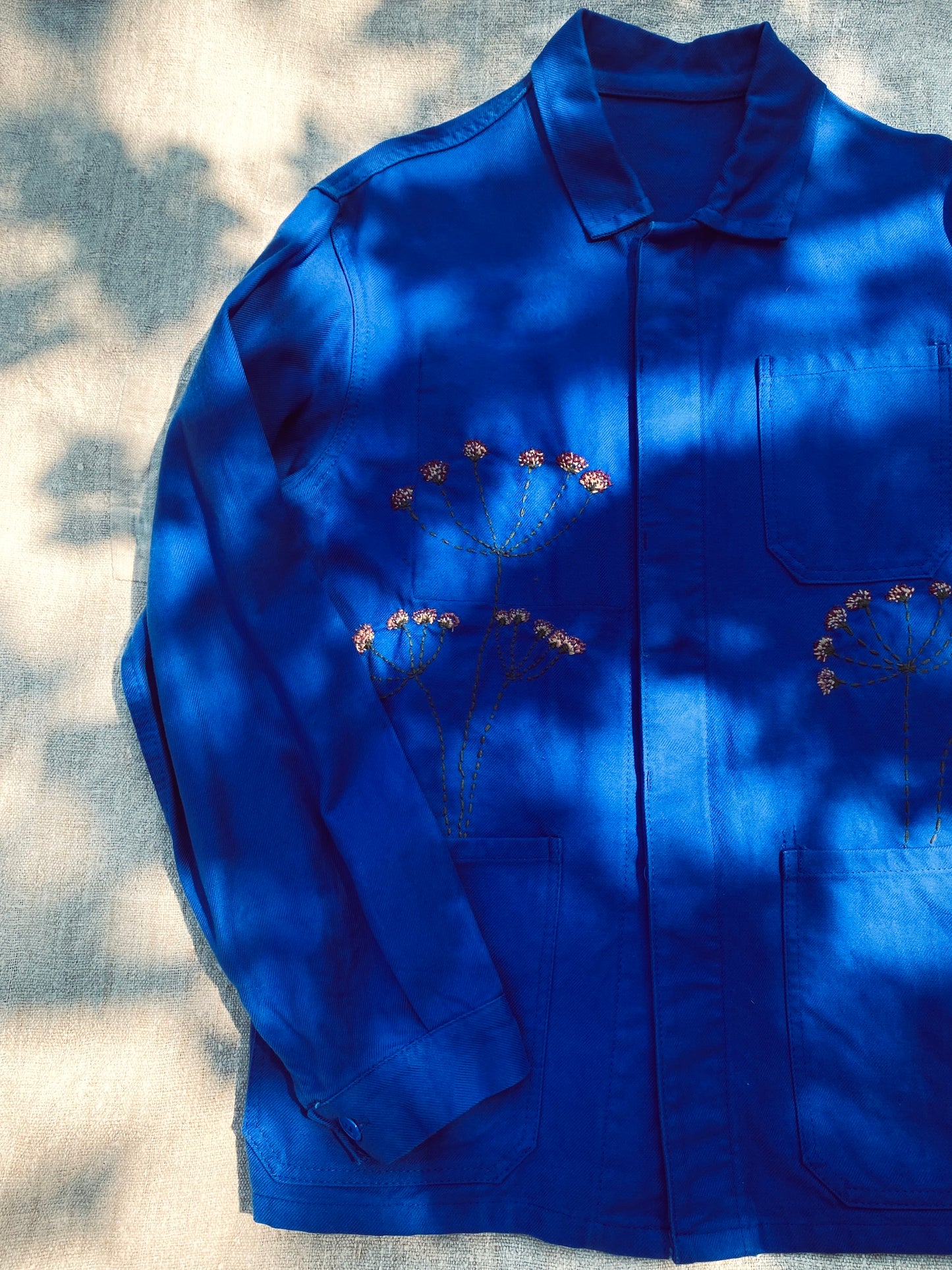Le bleu de travail brodé