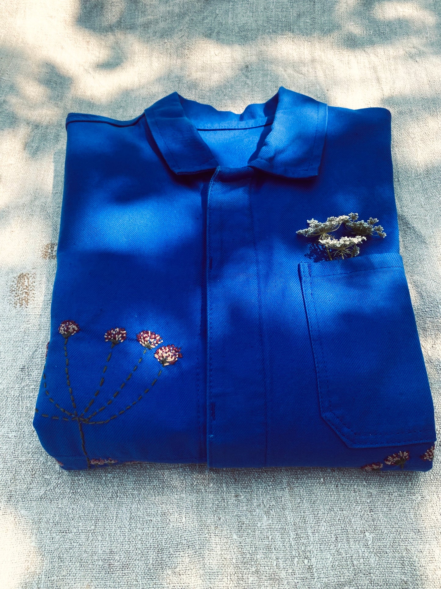 Le bleu de travail brodé