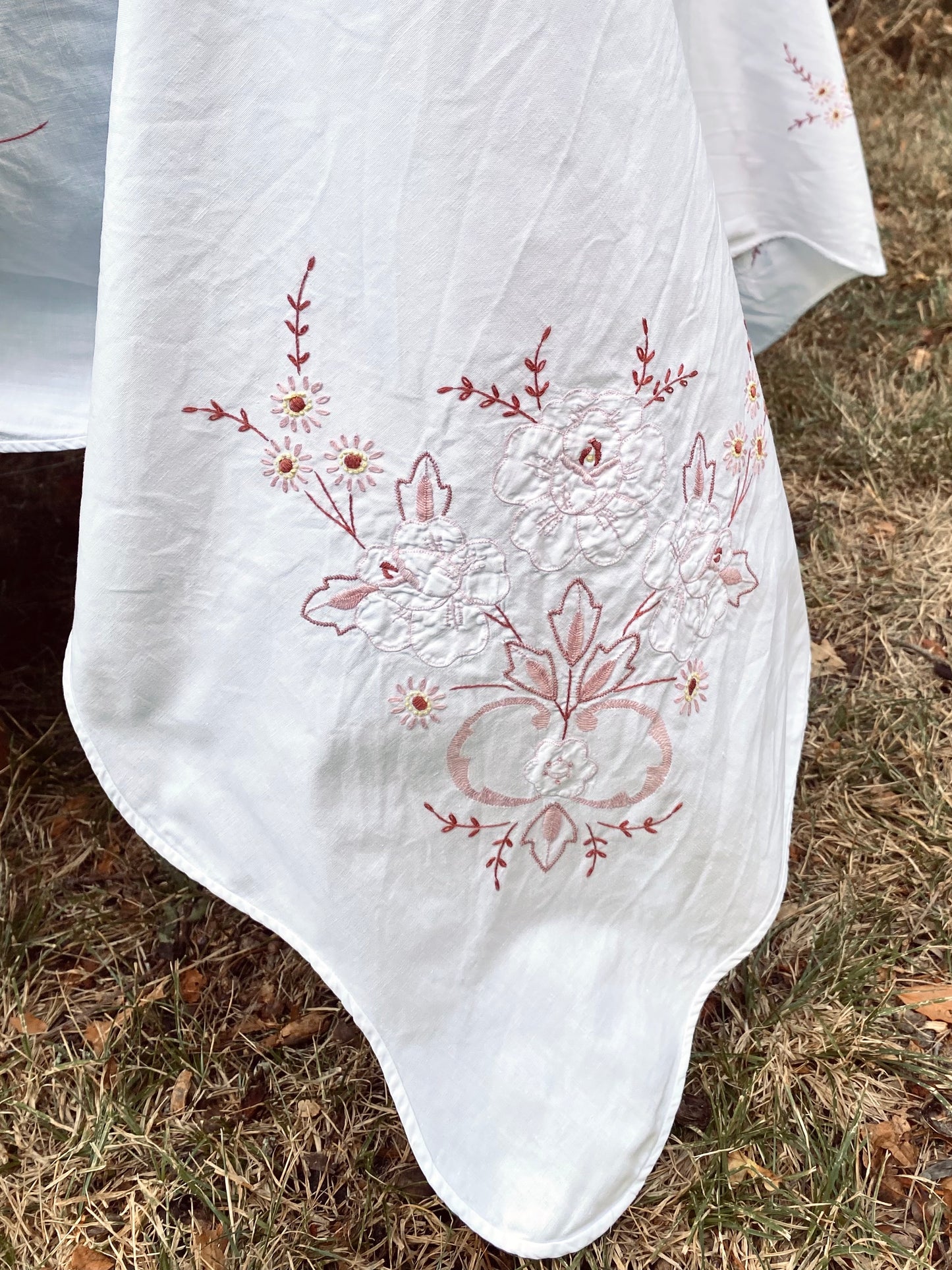 La nappe en coton à fleurs brodées avec 8 serviettes
