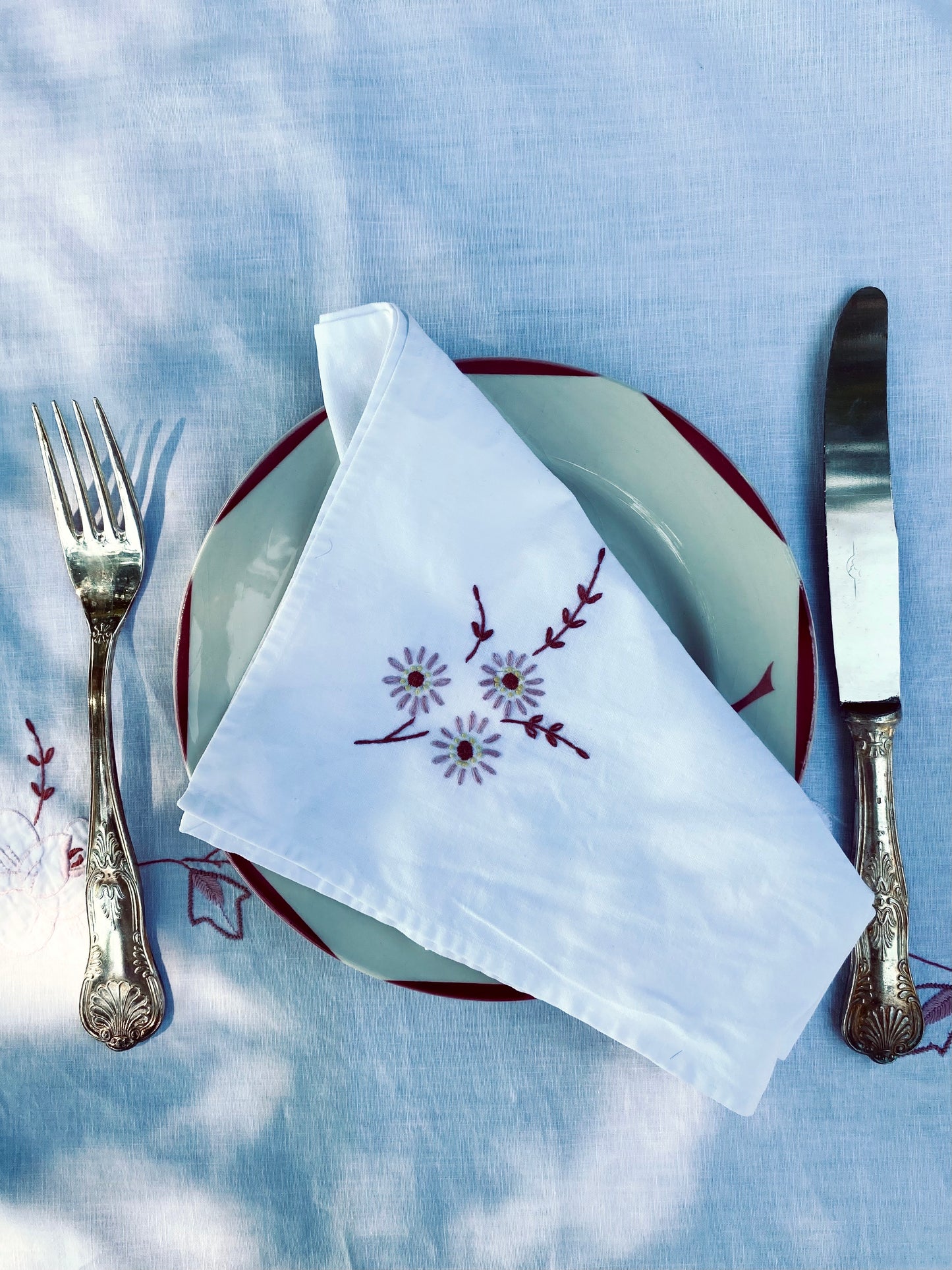 La nappe en coton à fleurs brodées avec 8 serviettes