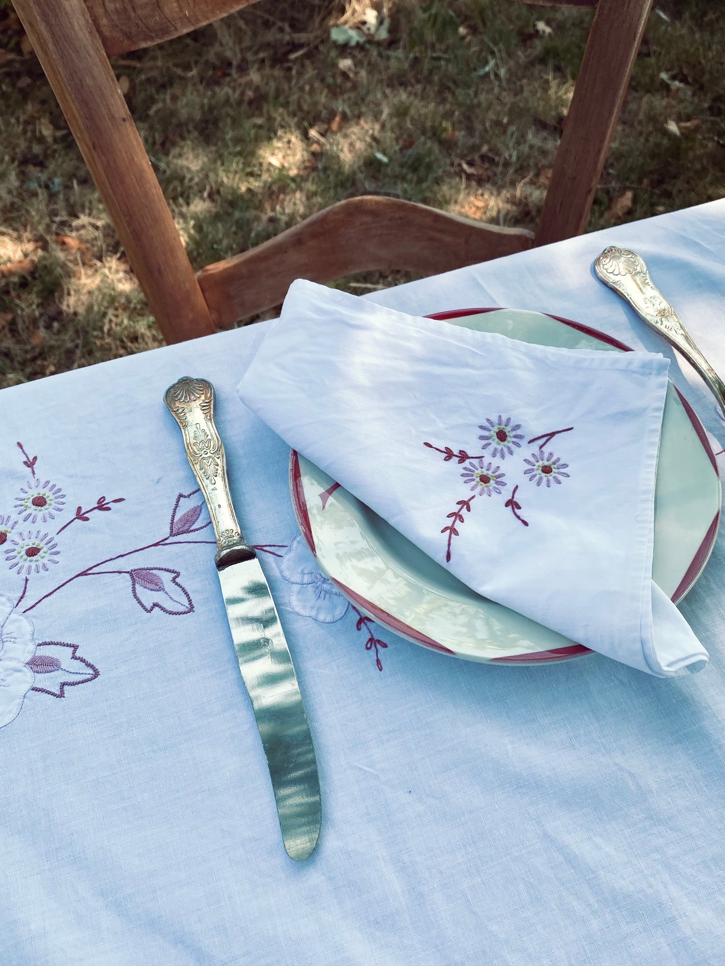 La nappe en coton à fleurs brodées avec 8 serviettes