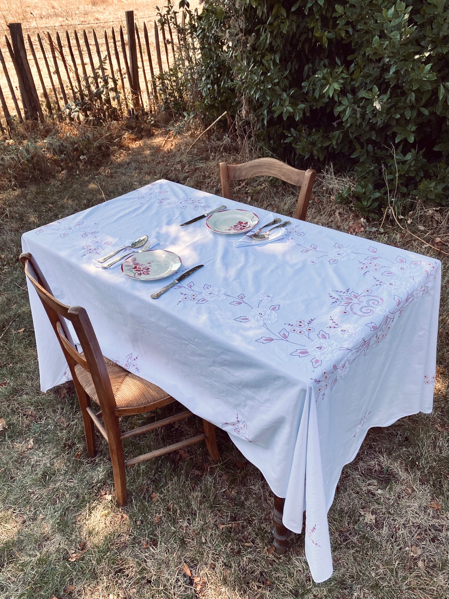 La nappe en coton à fleurs brodées avec 8 serviettes
