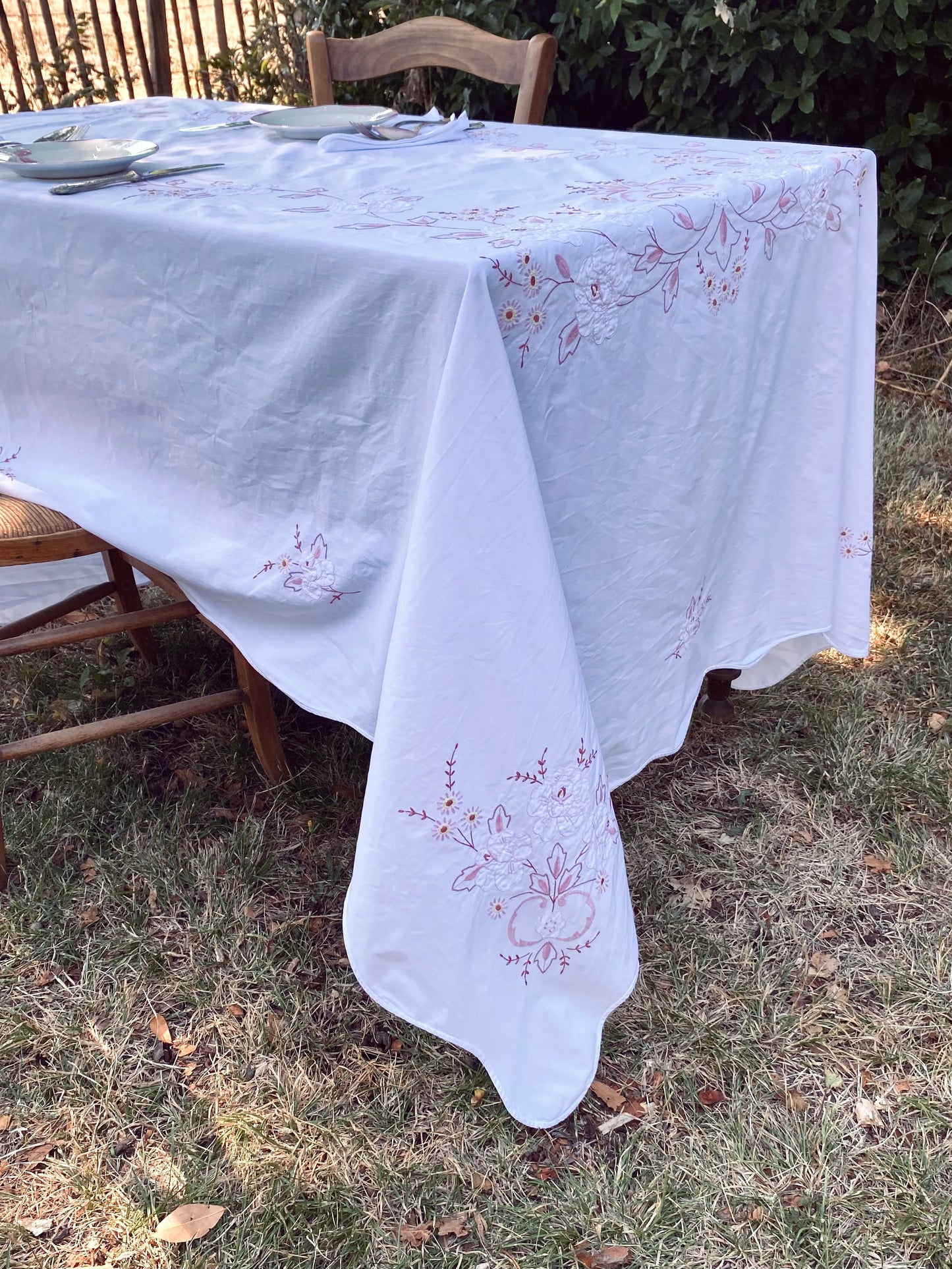 La nappe en coton à fleurs brodées avec 8 serviettes