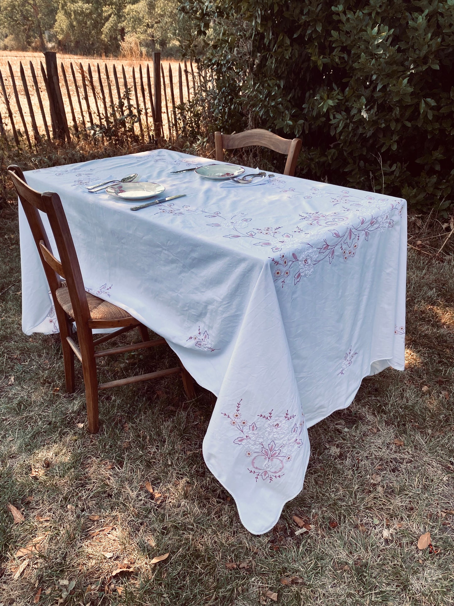 La nappe en coton à fleurs brodées avec 8 serviettes