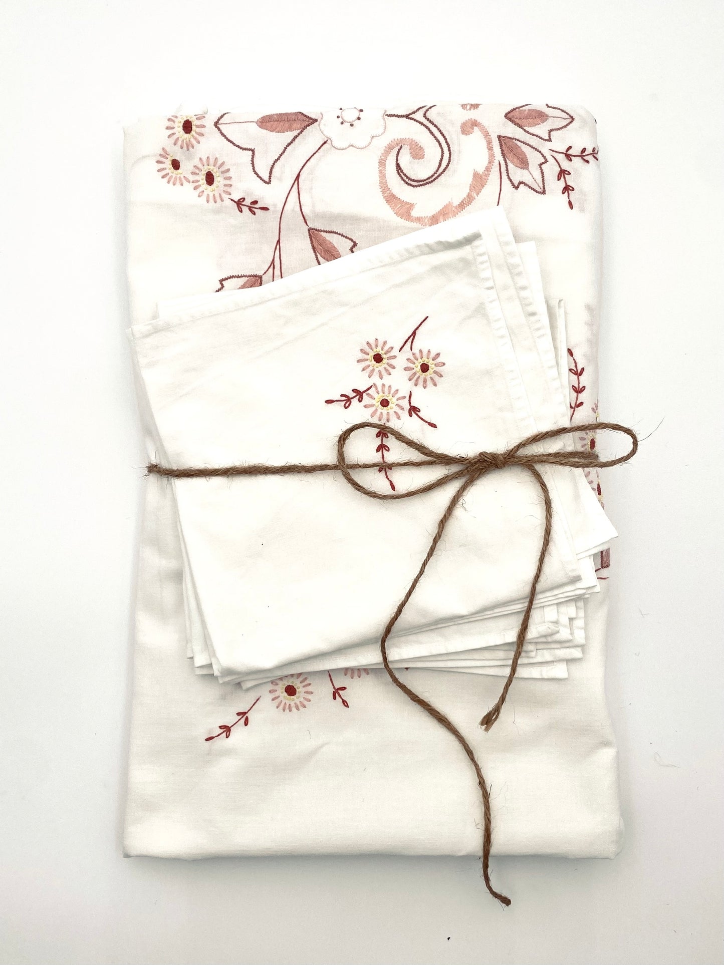 La nappe en coton à fleurs brodées avec 8 serviettes