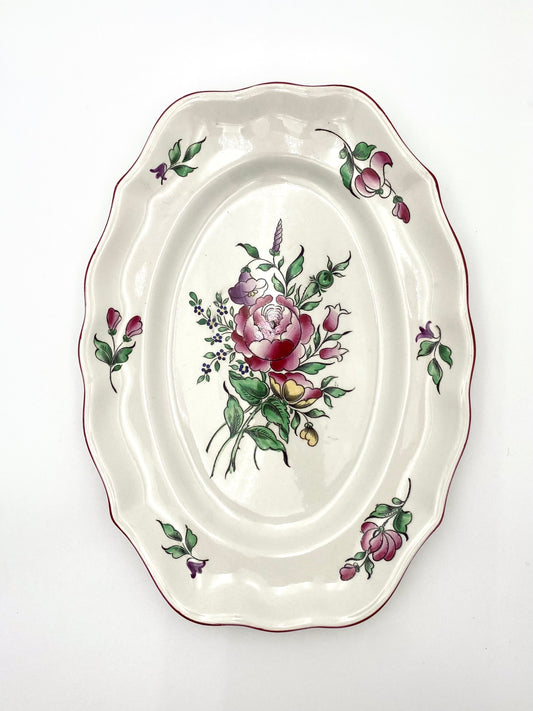 La très grand assiette à fleurs